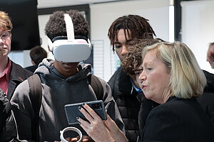 Lycéen·nes participant à un atelier de réalité virtuelle au forum des métiers de l'électronique